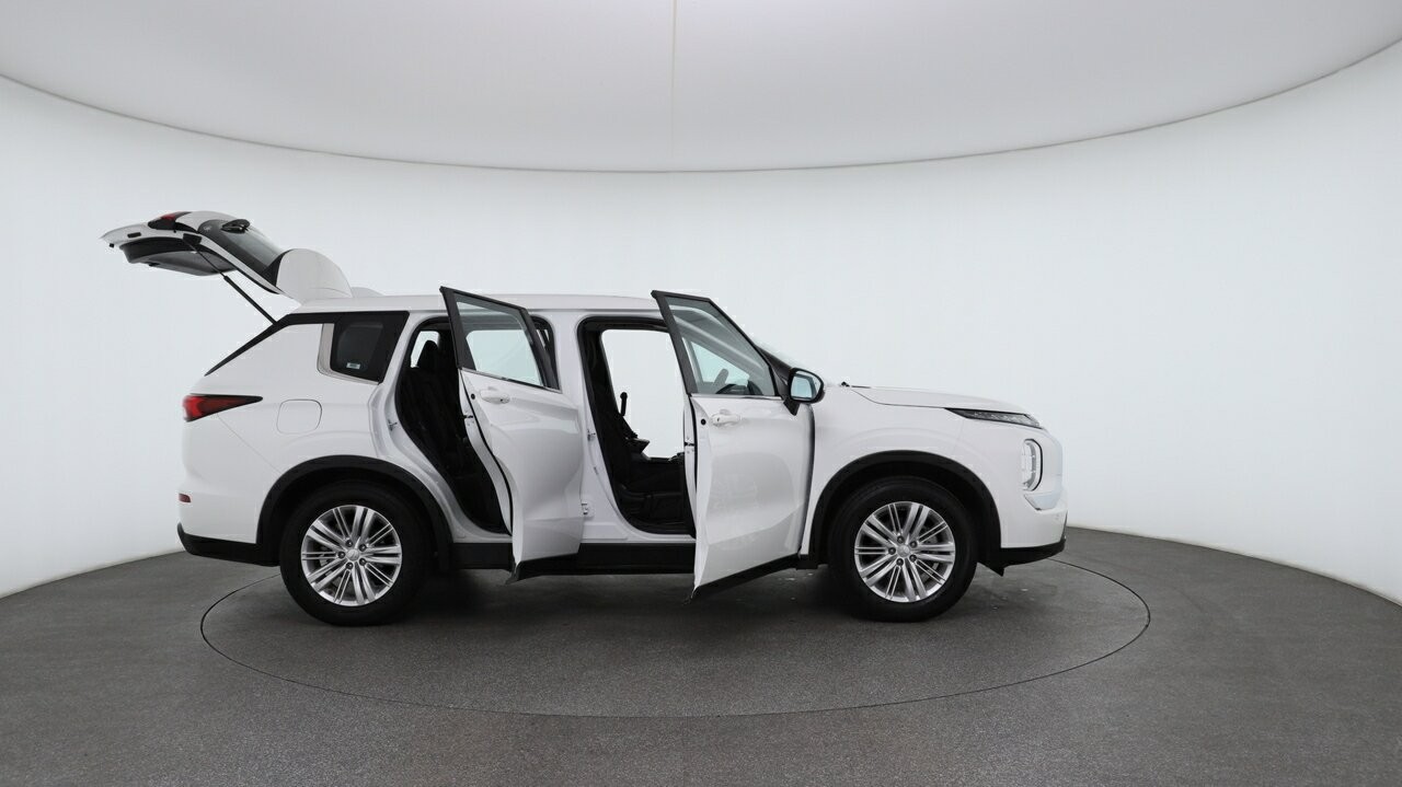 Mitsubishi Outlander image 4
