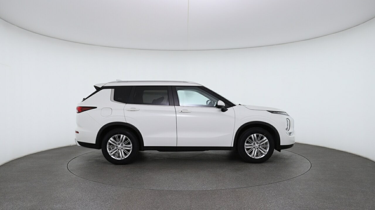Mitsubishi Outlander image 3