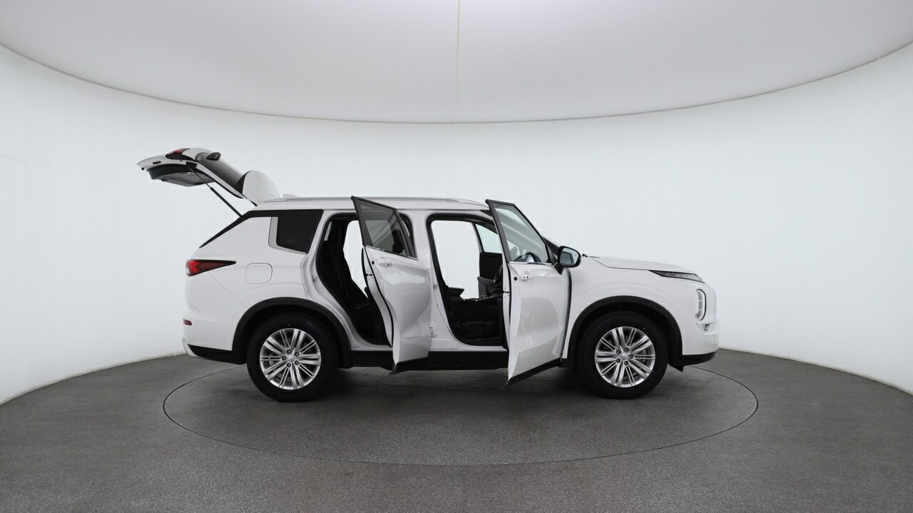 Mitsubishi Outlander image 4
