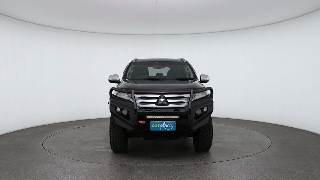 Mitsubishi Pajero Sport image 2