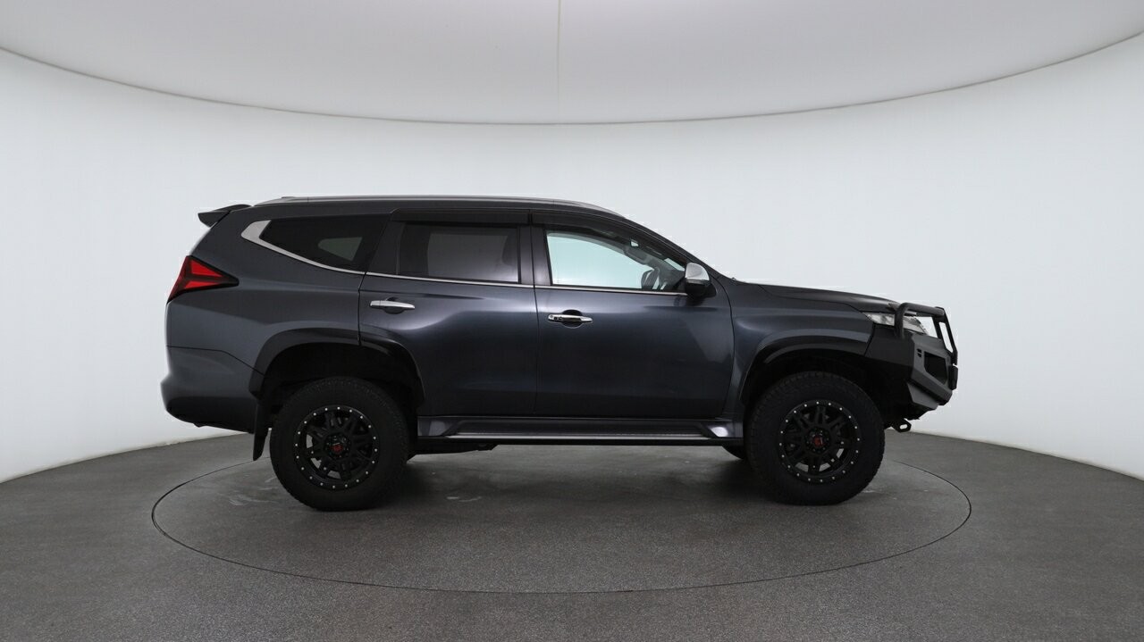 Mitsubishi Pajero Sport image 3