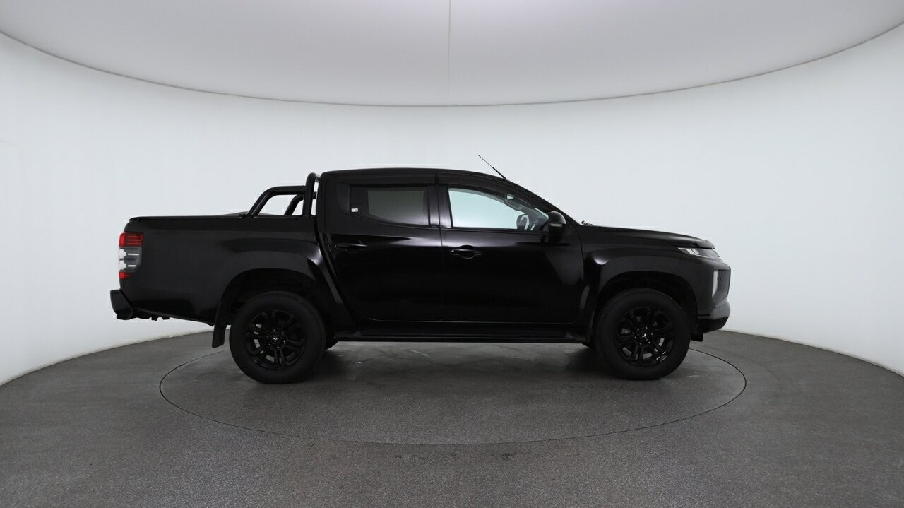 Mitsubishi Triton image 3