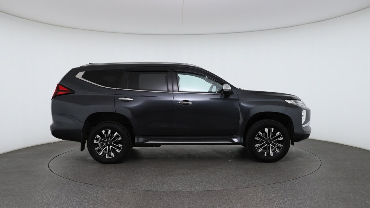 Mitsubishi Pajero Sport image 3