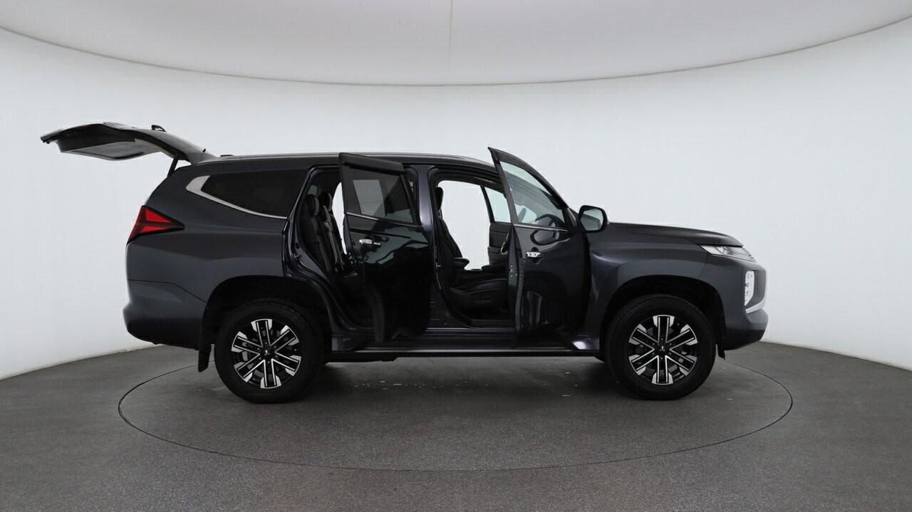 Mitsubishi Pajero Sport image 4