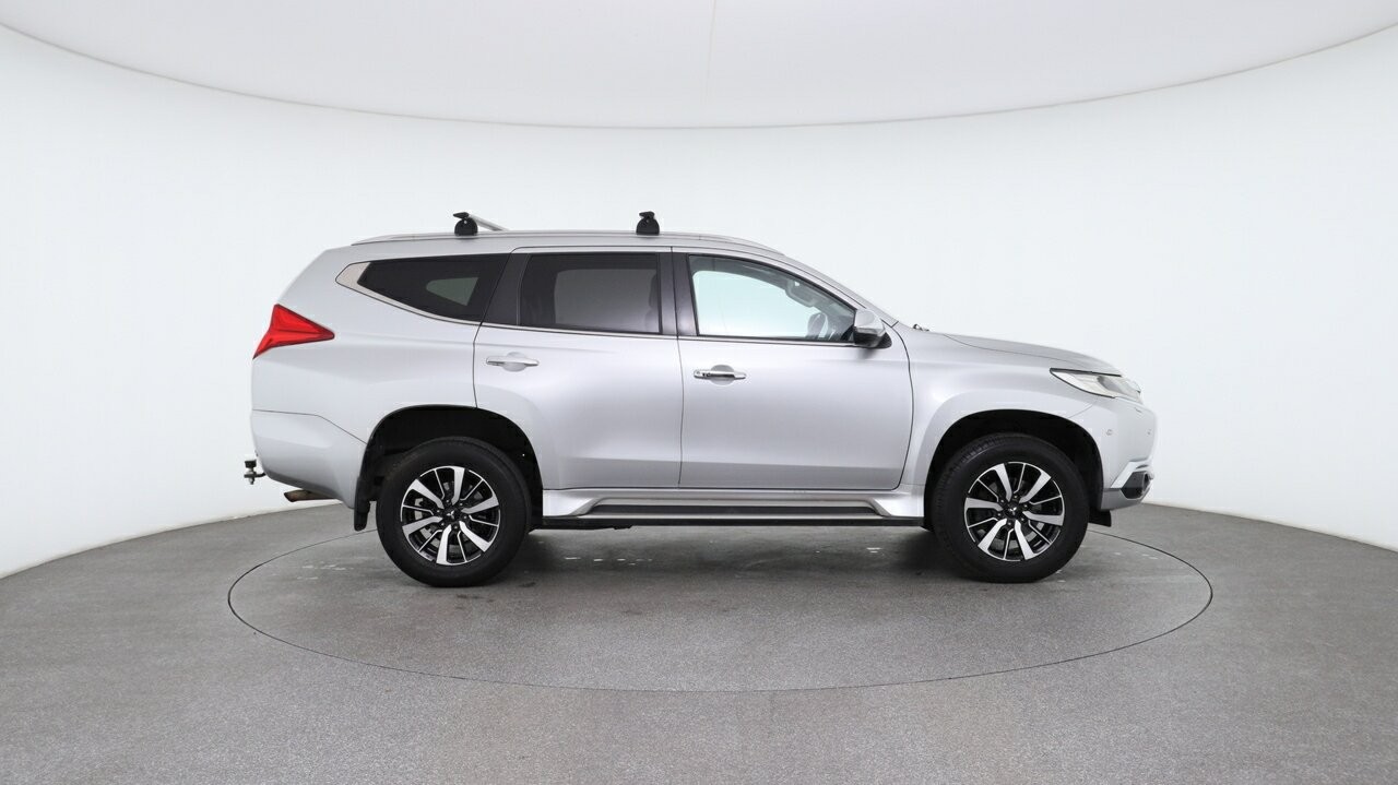 Mitsubishi Pajero Sport image 3