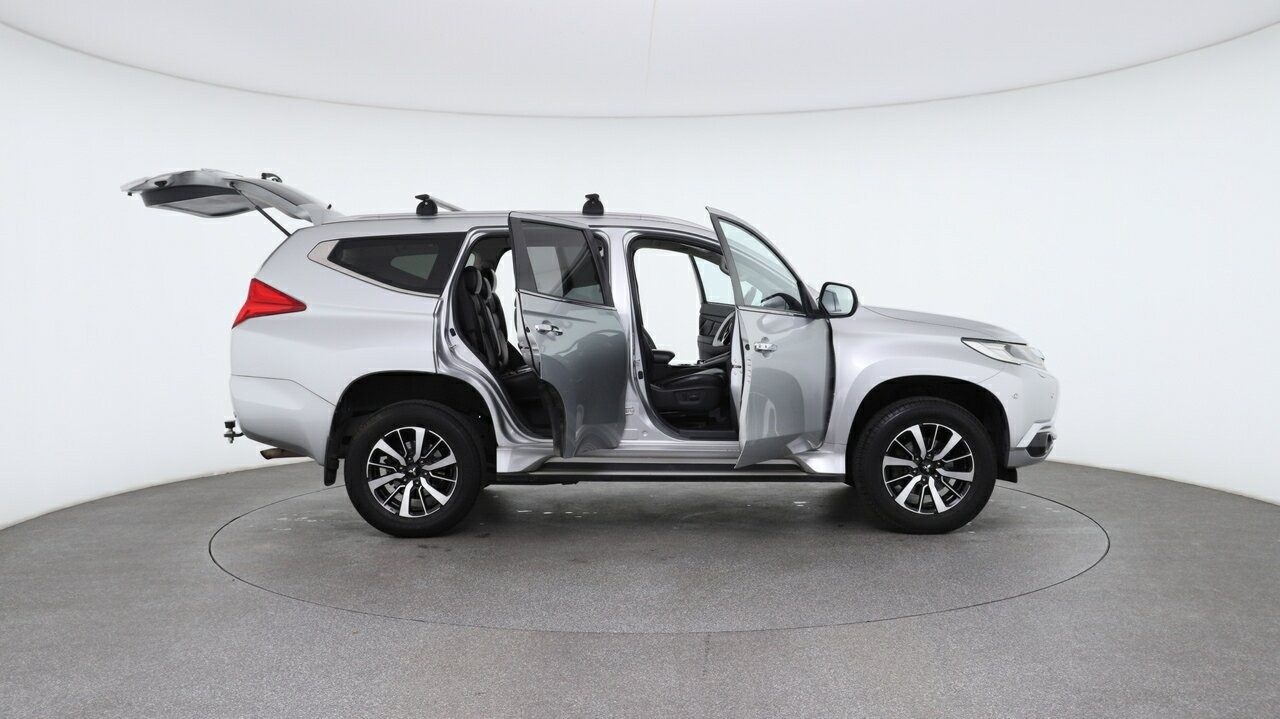 Mitsubishi Pajero Sport image 4