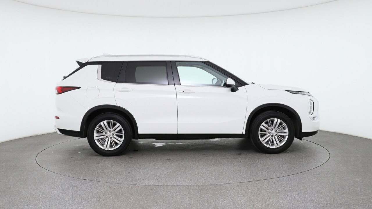 Mitsubishi Outlander image 3