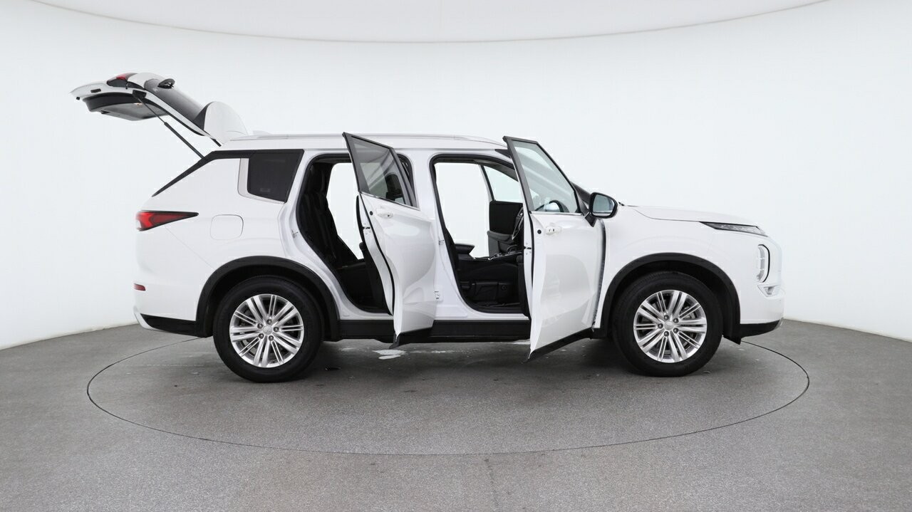 Mitsubishi Outlander image 4