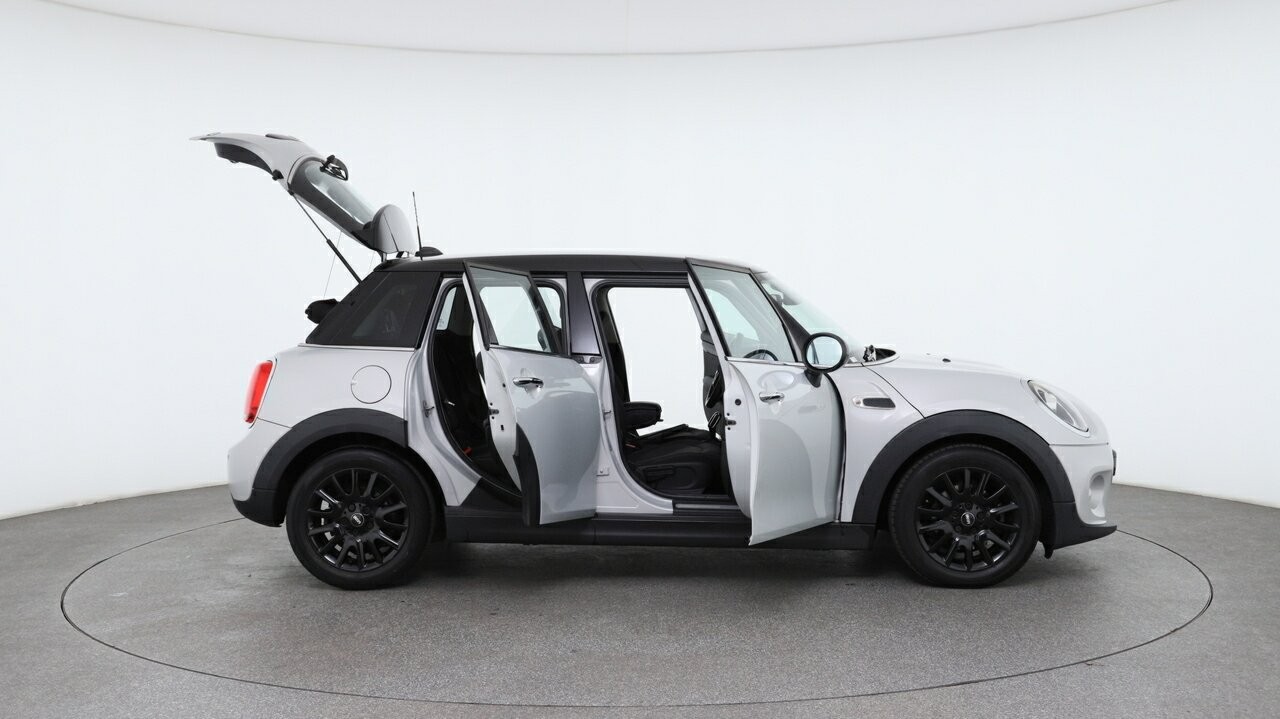 Mini Hatch image 4