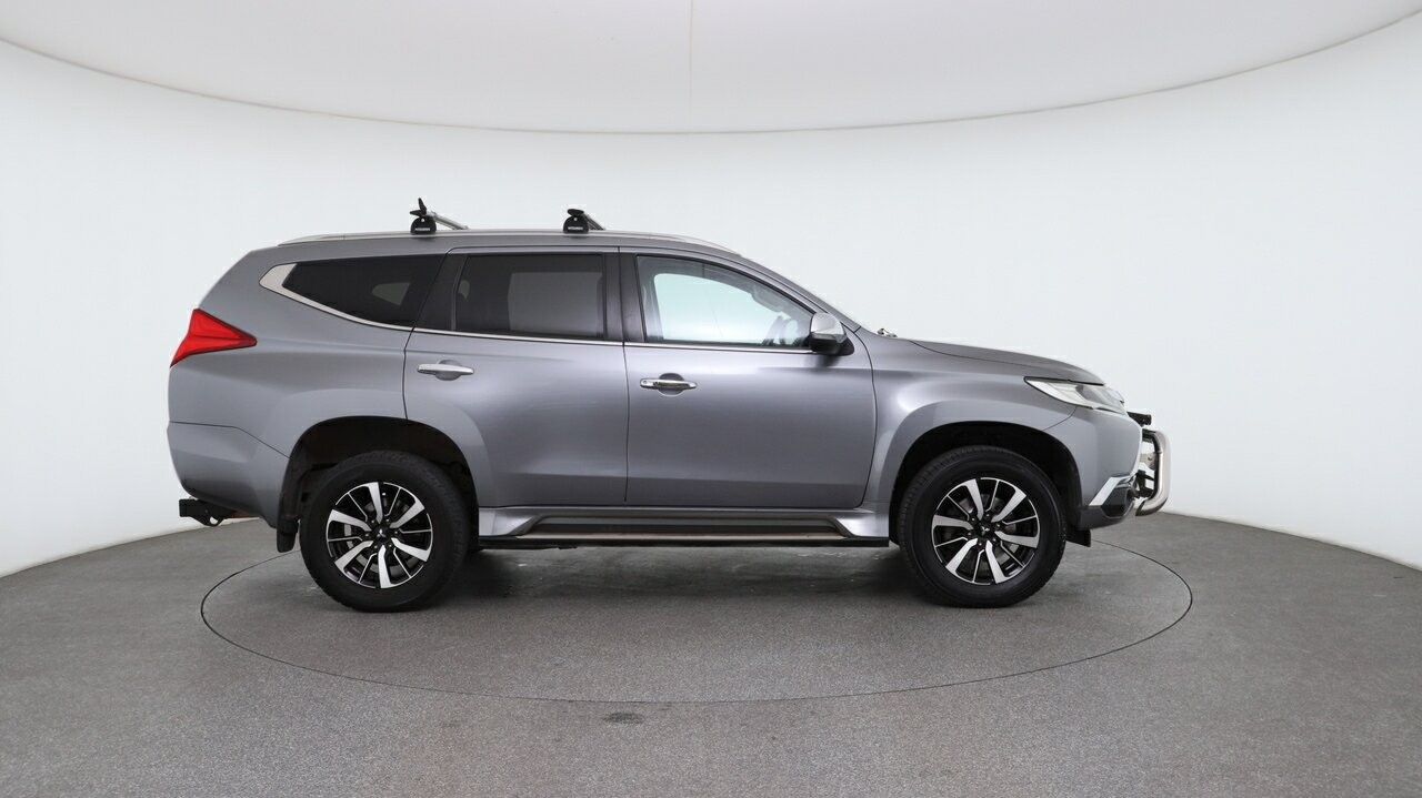 Mitsubishi Pajero Sport image 3