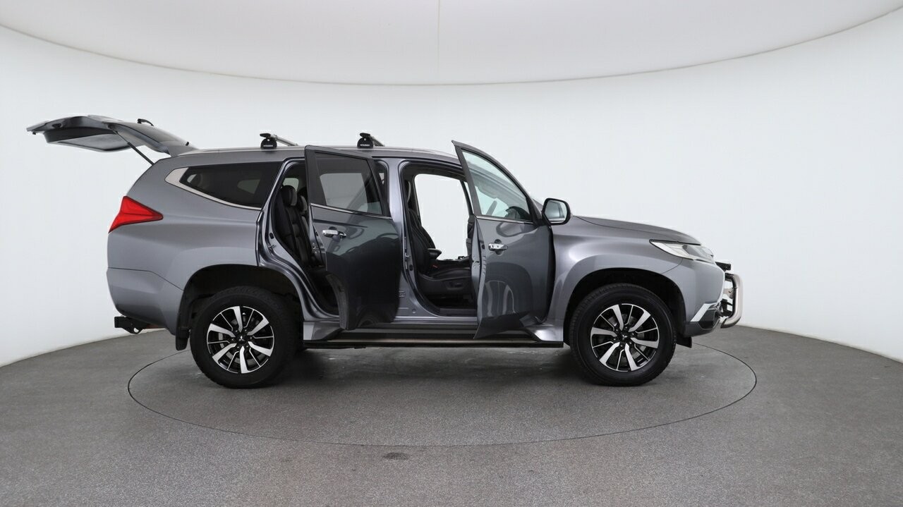 Mitsubishi Pajero Sport image 4