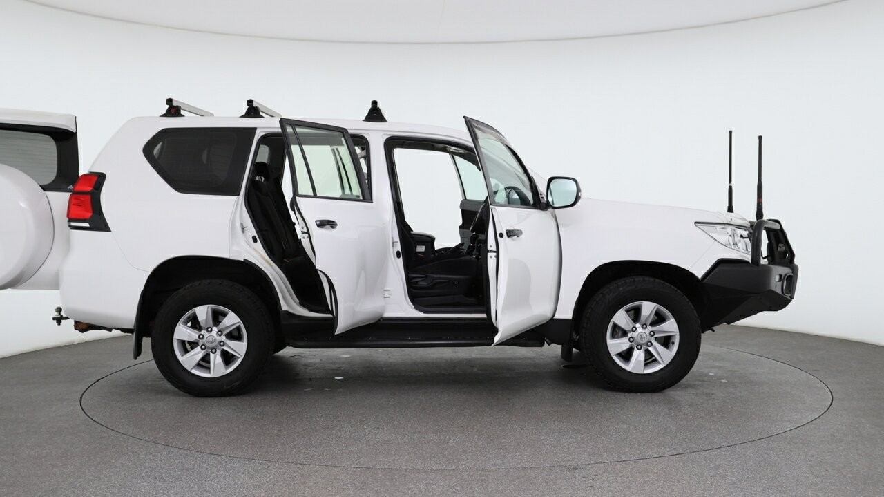 Toyota Landcruiser Prado image 4