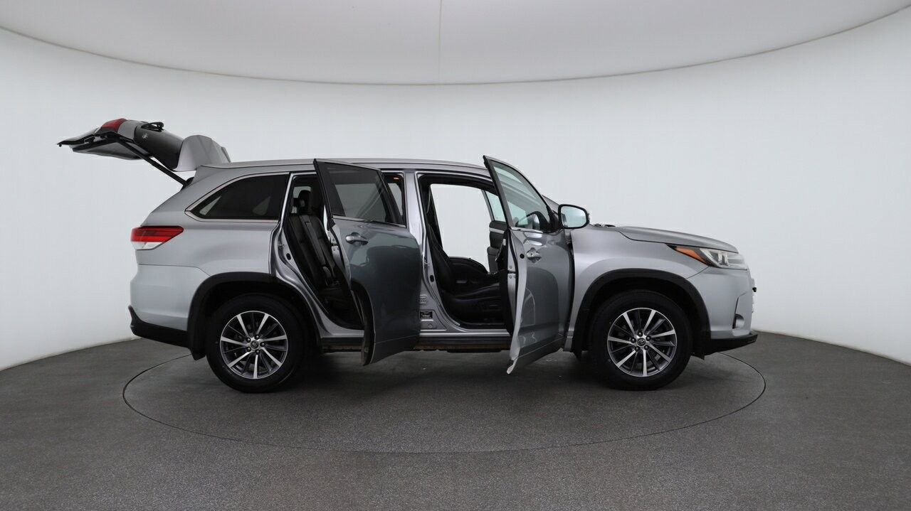 Toyota Kluger image 4