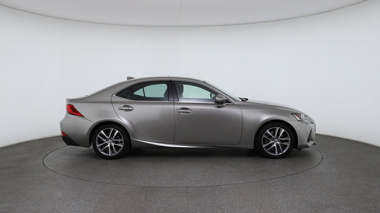 Lexus Is image 3
