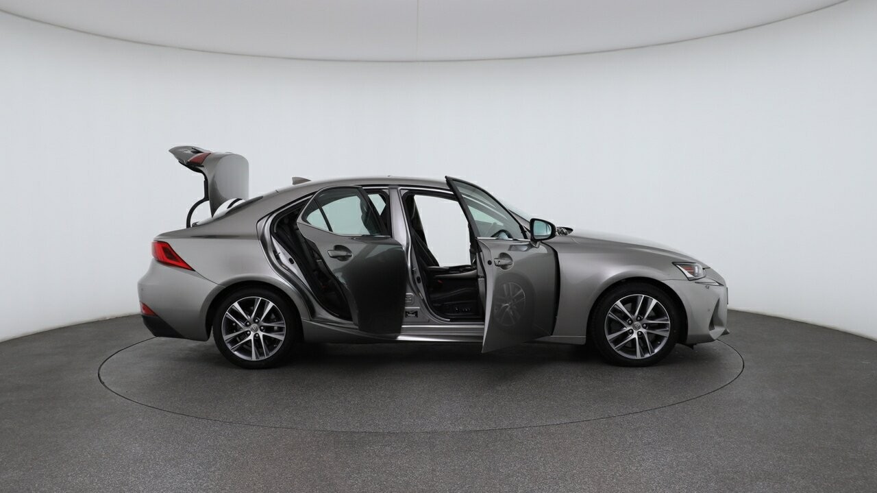 Lexus Is image 4
