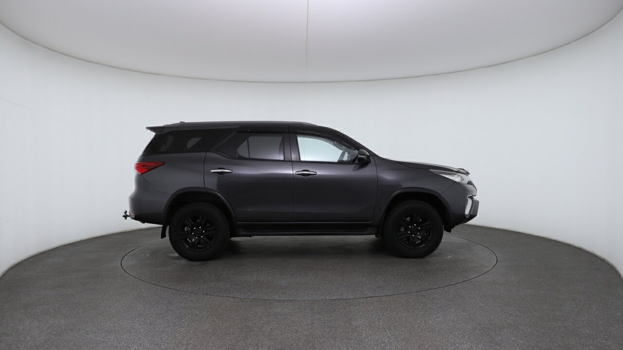 Toyota Fortuner image 3