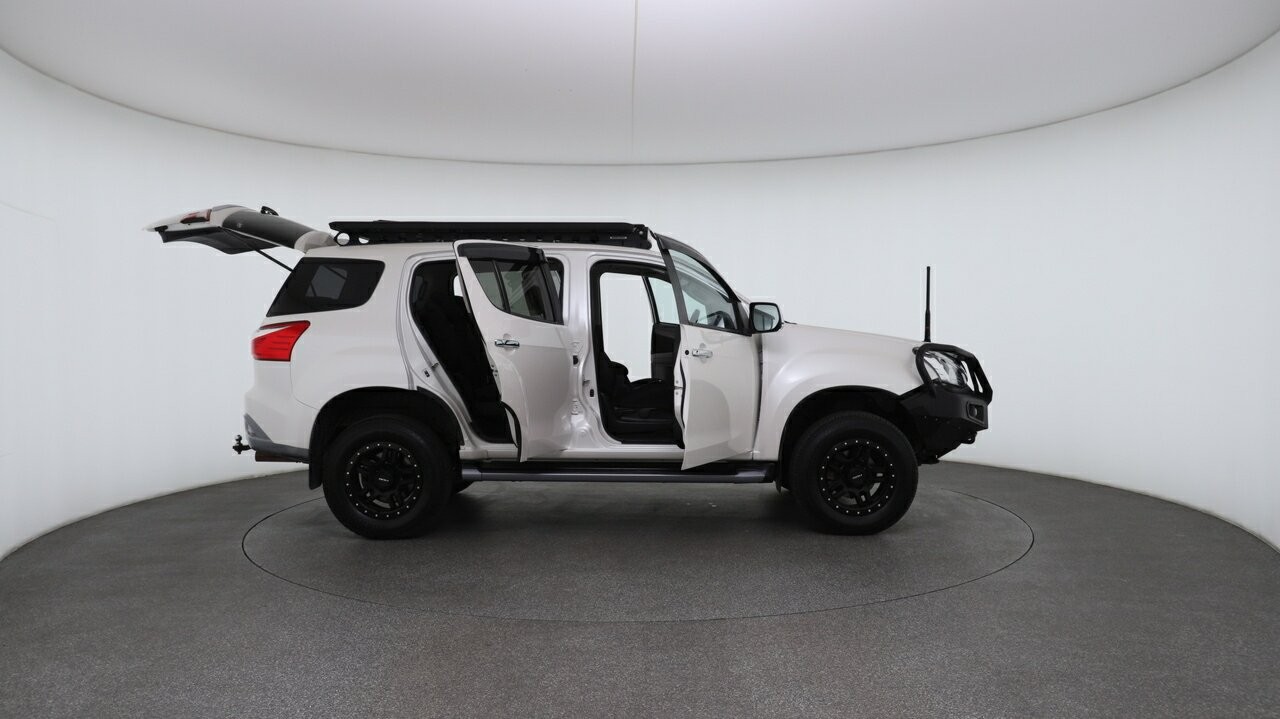 Isuzu Mu-x image 4