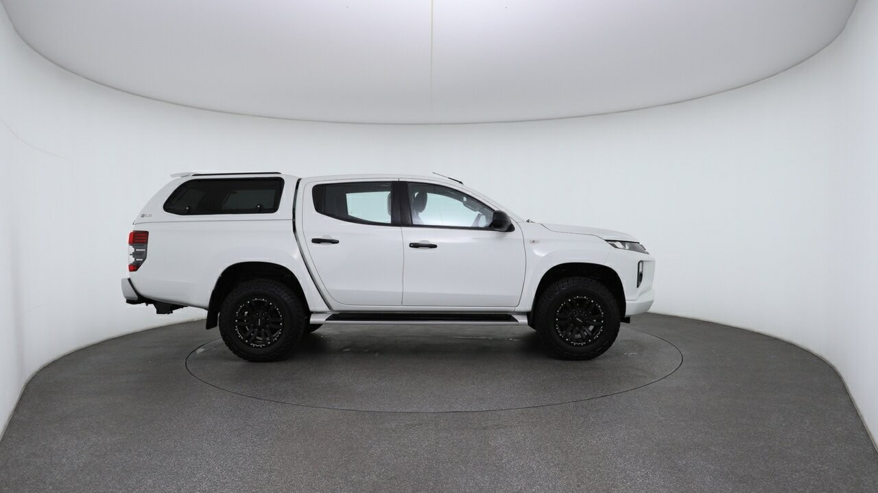 Mitsubishi Triton image 3