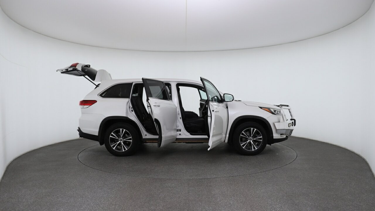 Toyota Kluger image 4