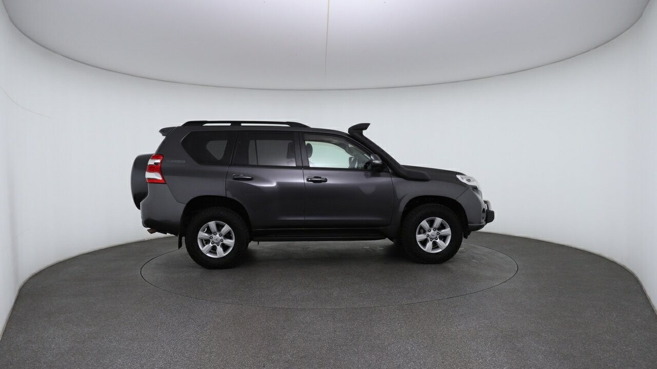 Toyota Landcruiser Prado image 3