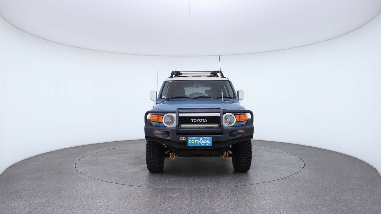 Toyota Fj Cruiser image 2