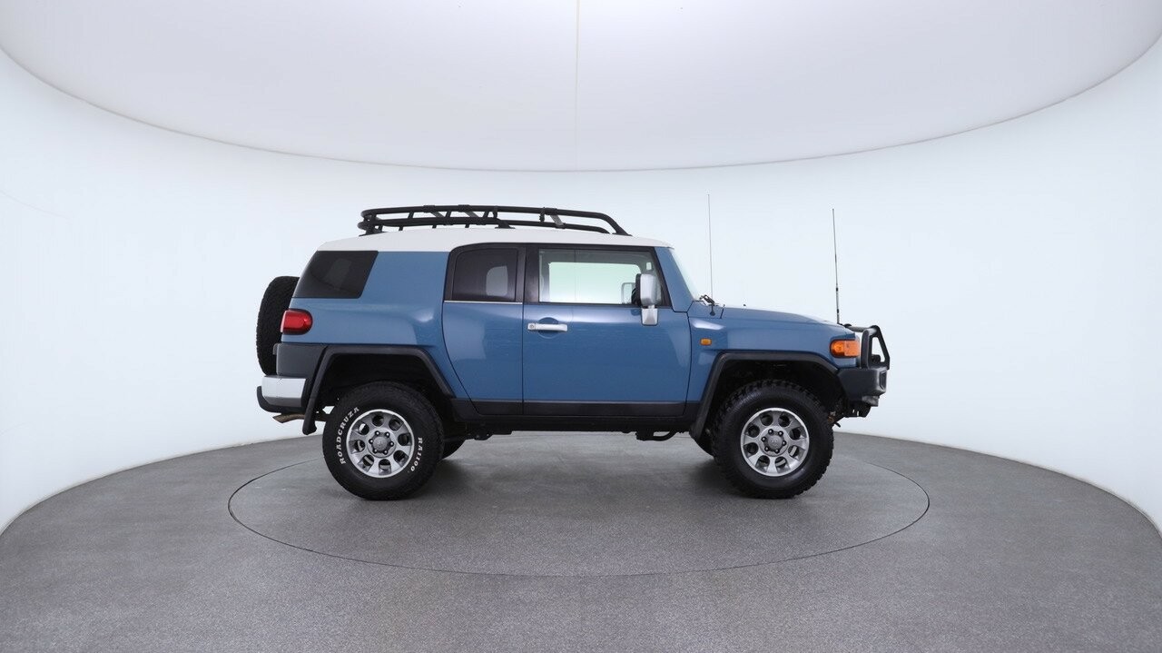 Toyota Fj Cruiser image 3