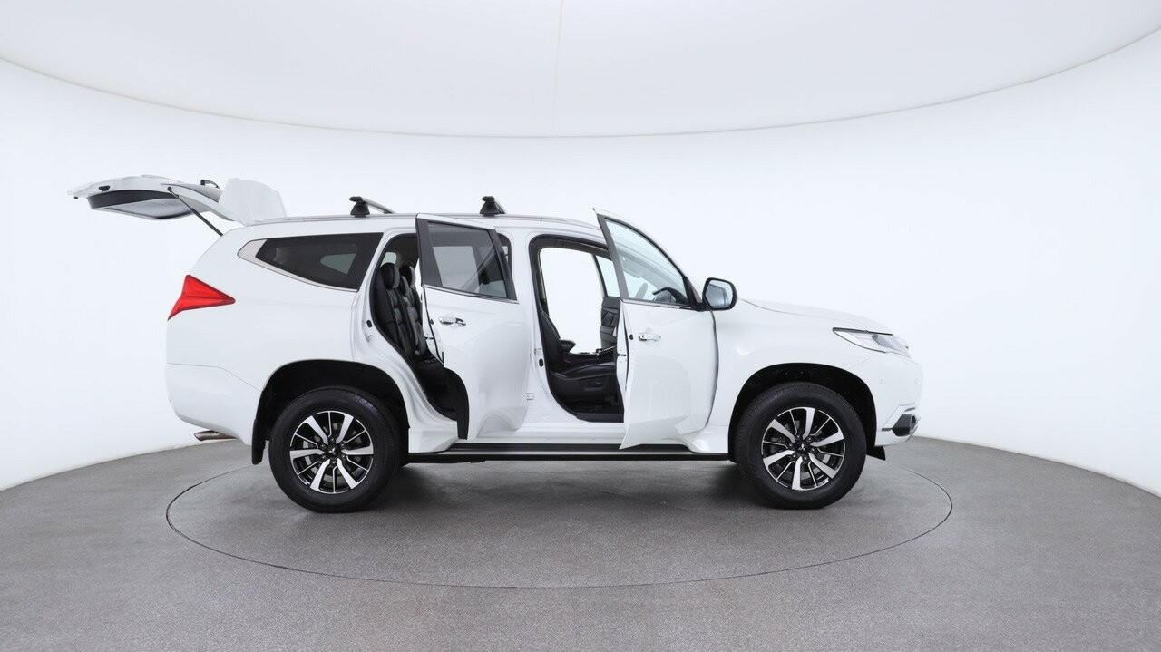 Mitsubishi Pajero Sport image 4