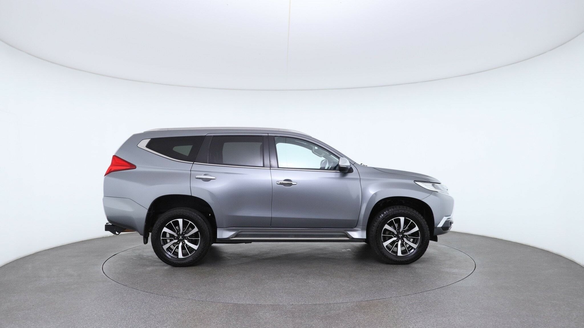 Mitsubishi Pajero Sport image 3