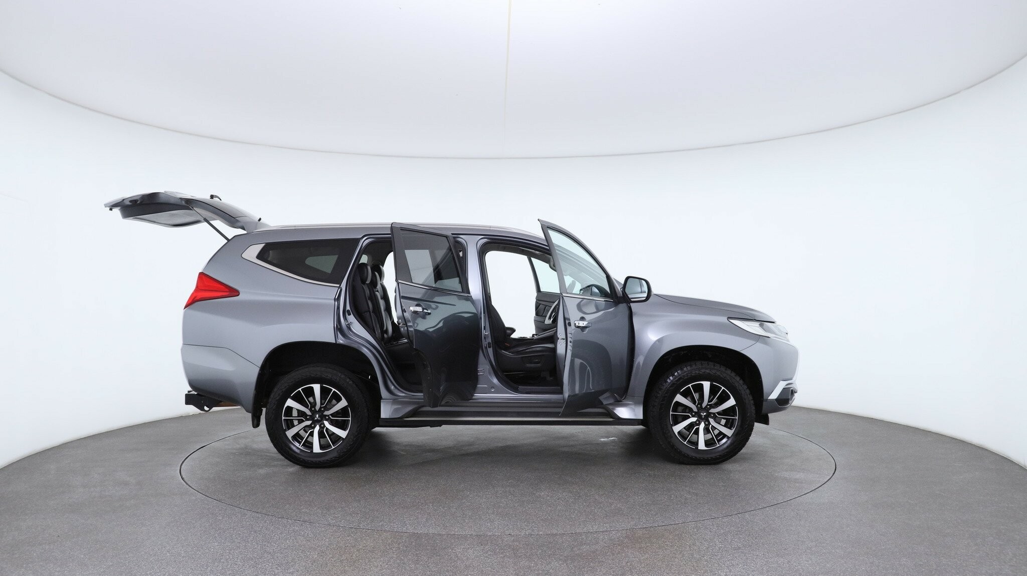 Mitsubishi Pajero Sport image 4