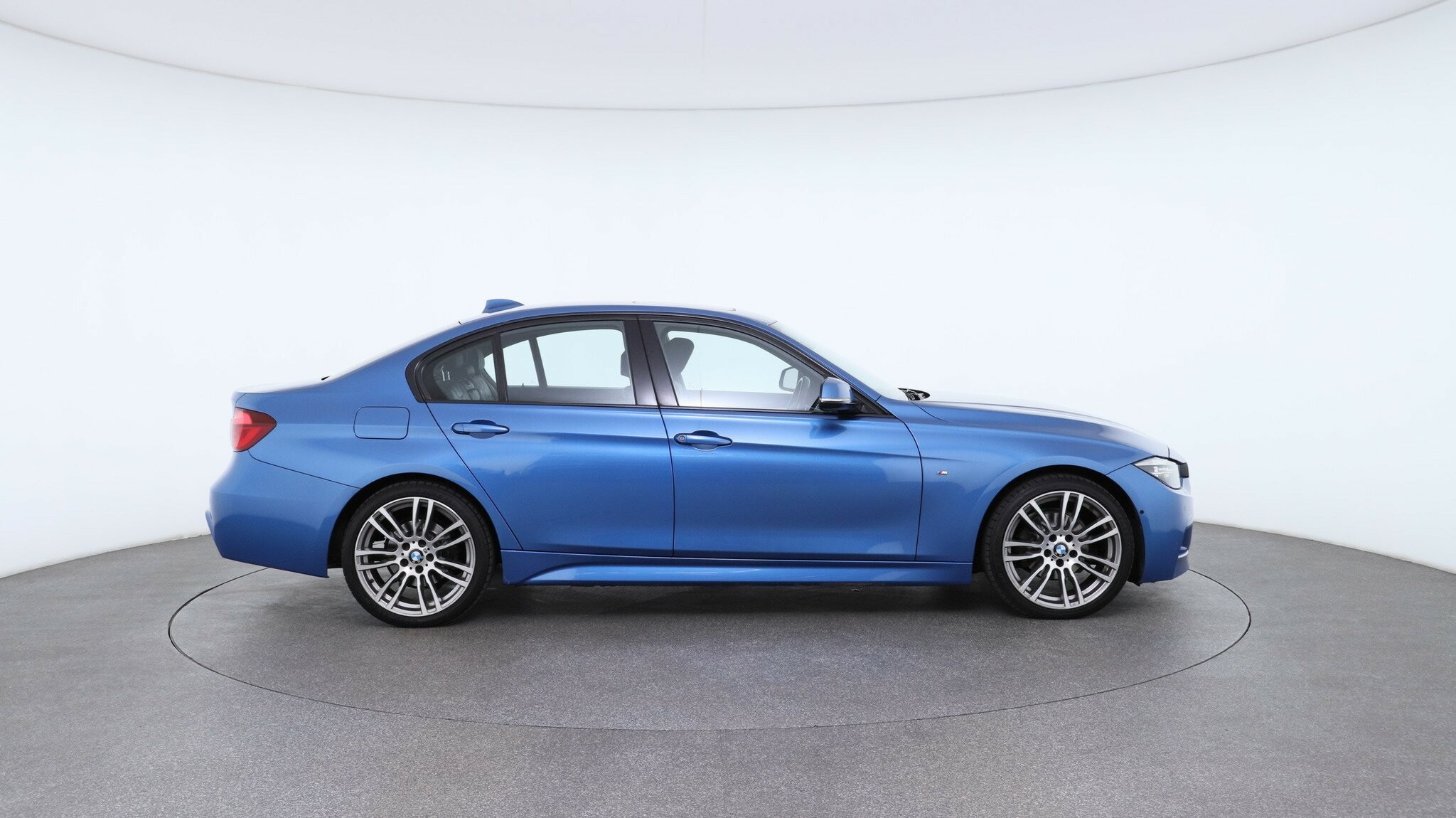 BMW 3 Series image 3