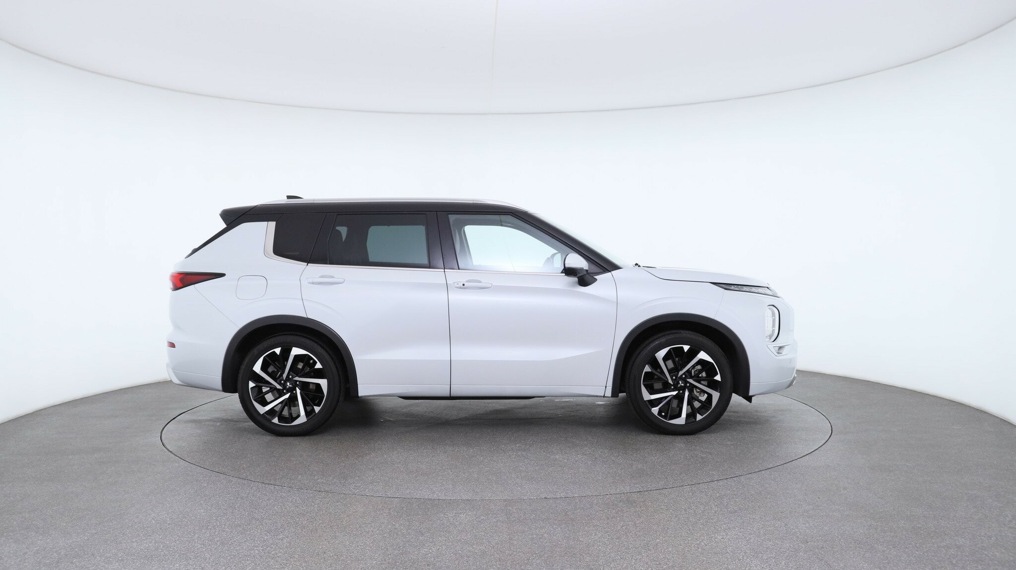 Mitsubishi Outlander image 3