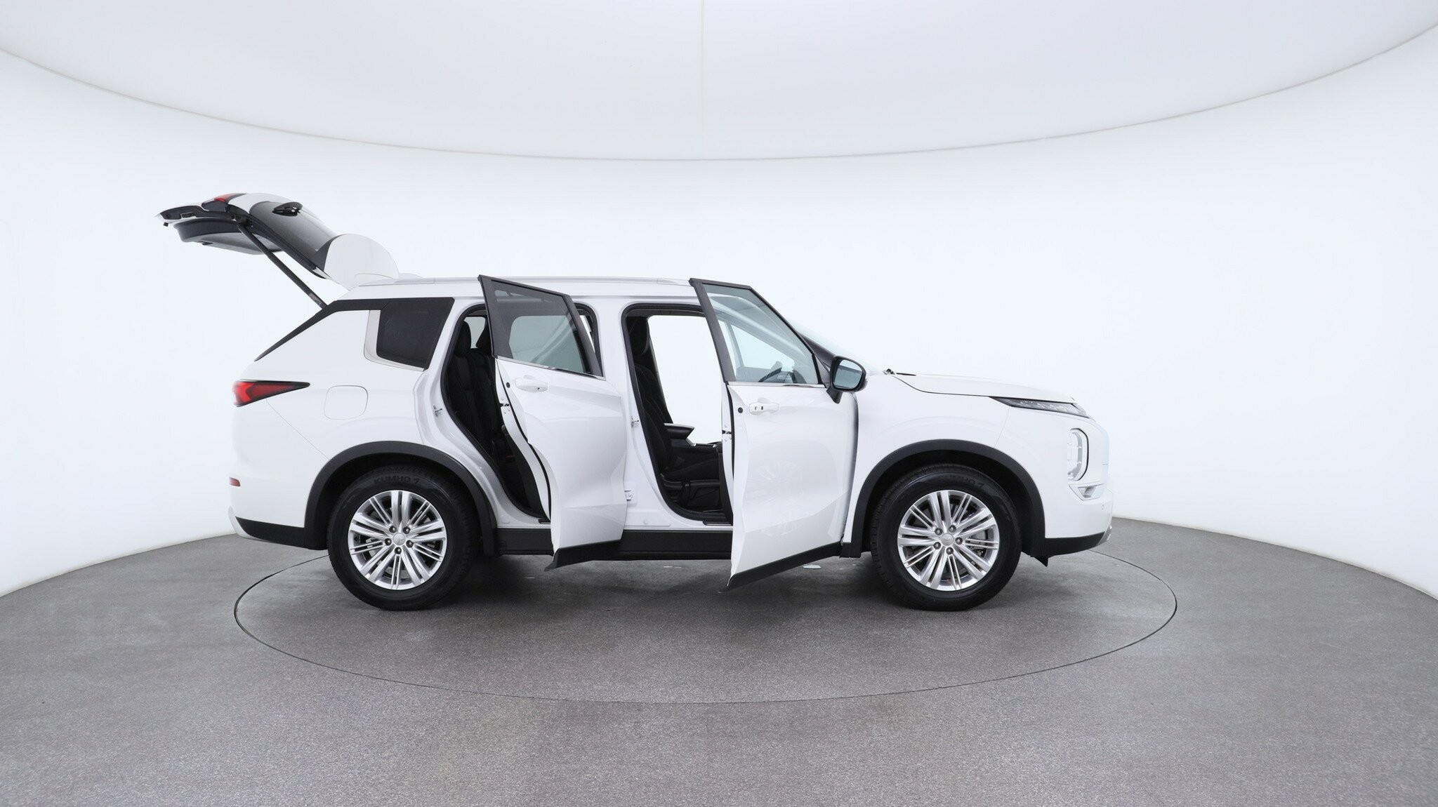 Mitsubishi Outlander image 4