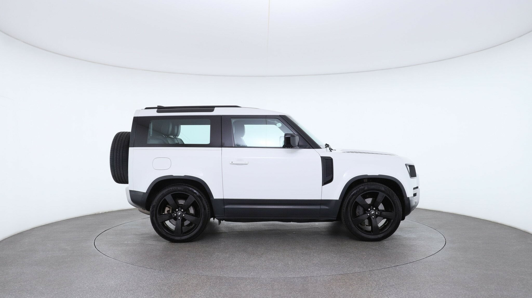 Land Rover Defender image 3