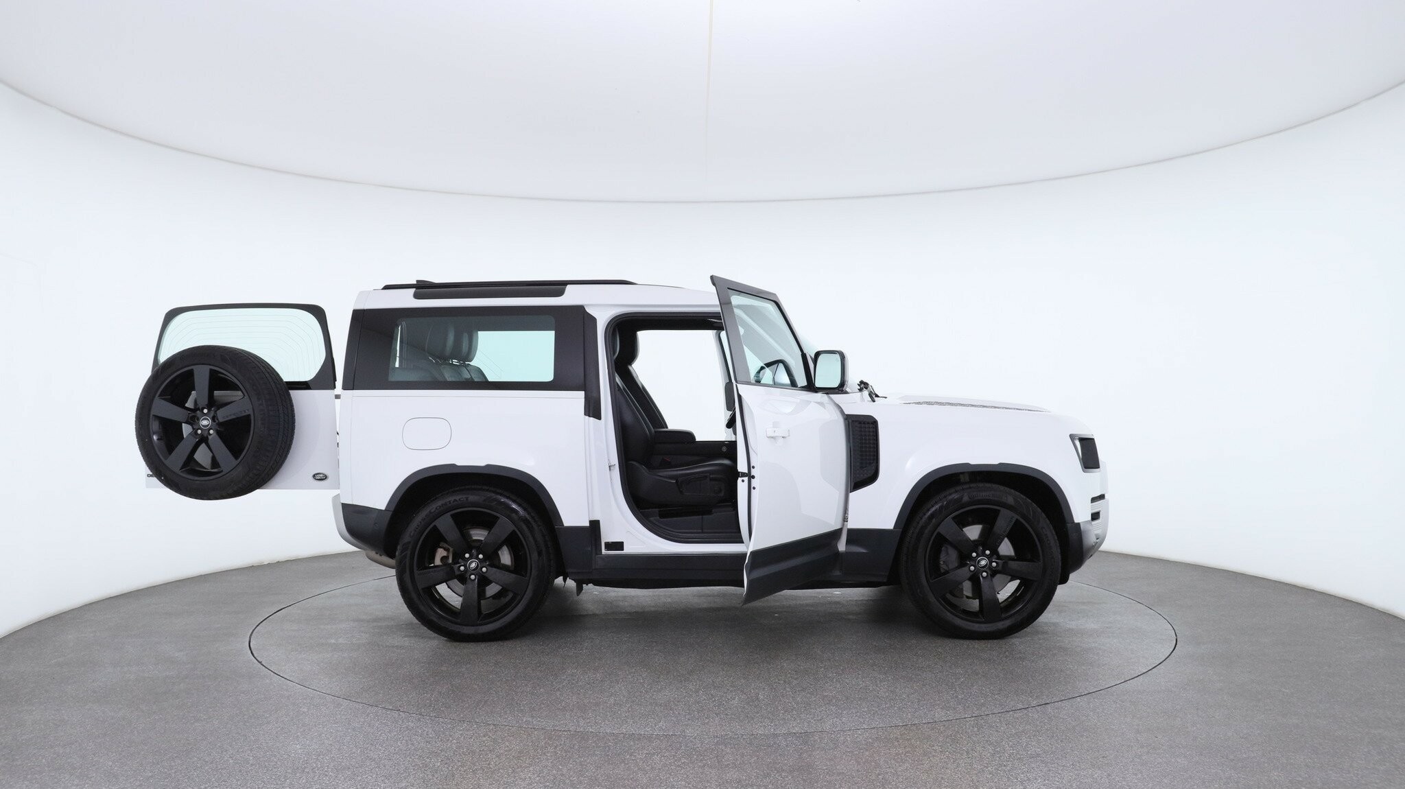 Land Rover Defender image 4