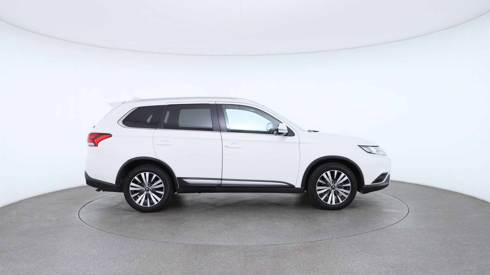 Mitsubishi Outlander image 3