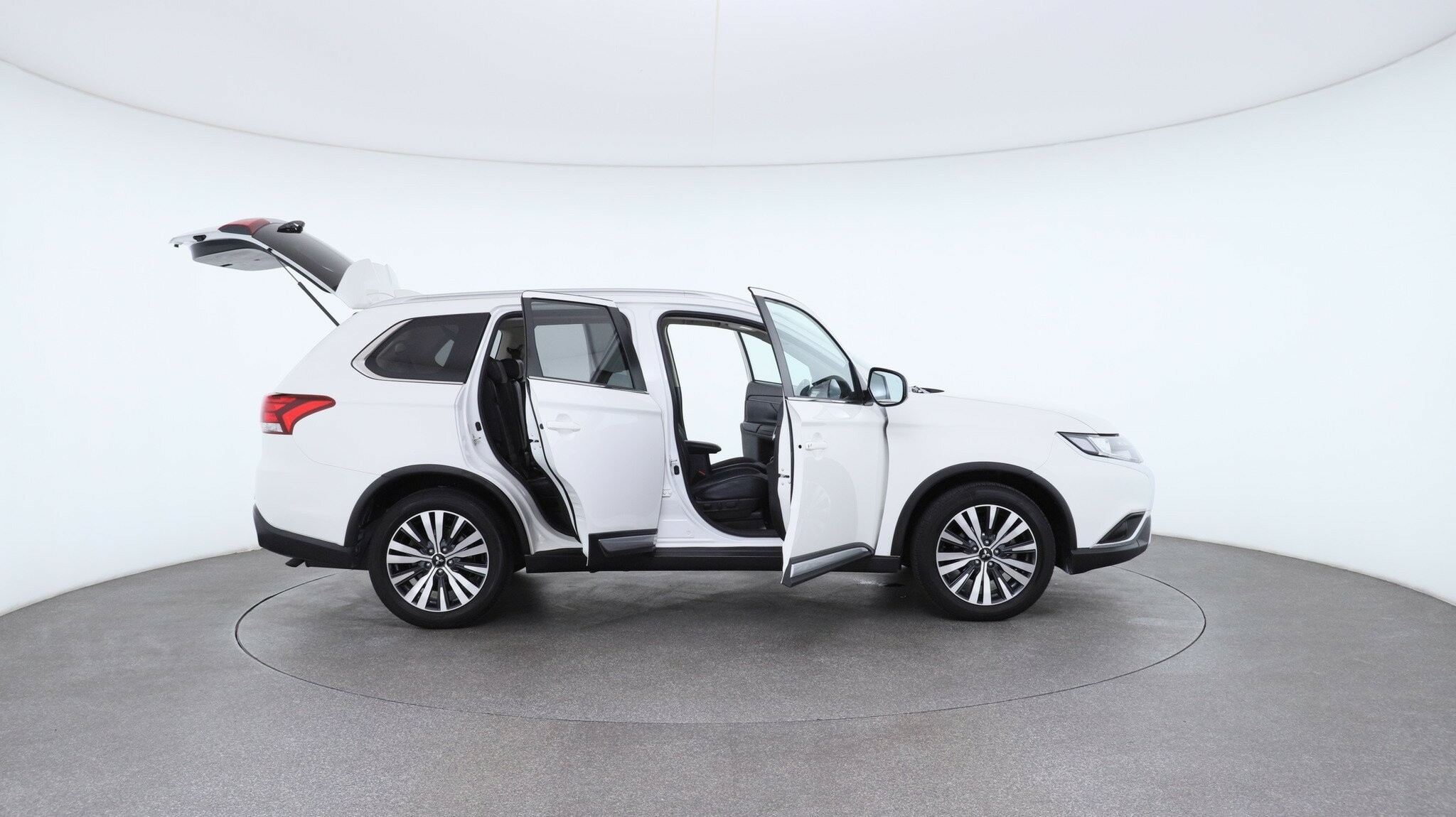 Mitsubishi Outlander image 4