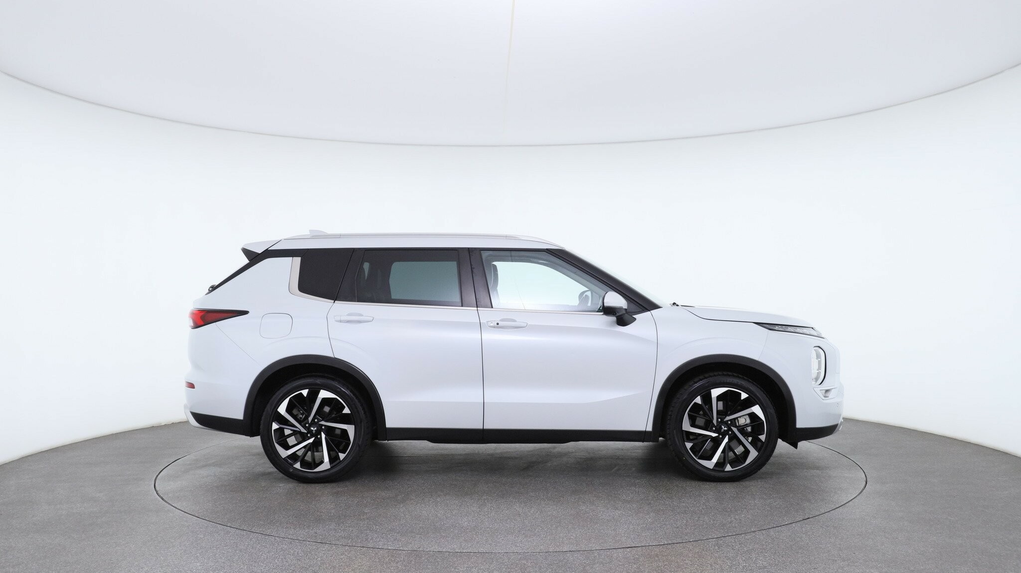 Mitsubishi Outlander image 3