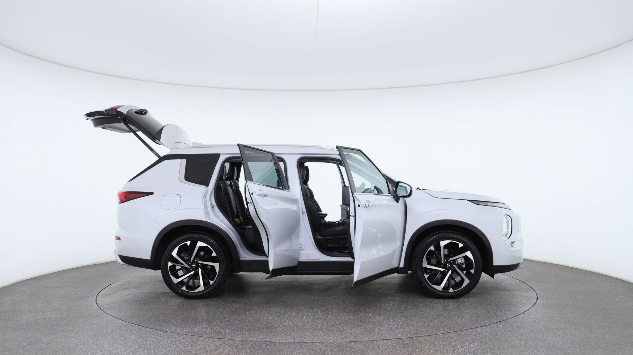 Mitsubishi Outlander image 4