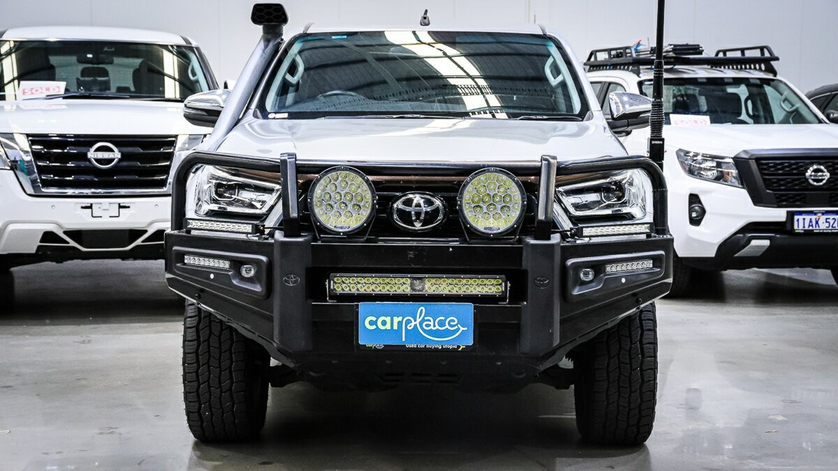 Toyota Hilux image 2