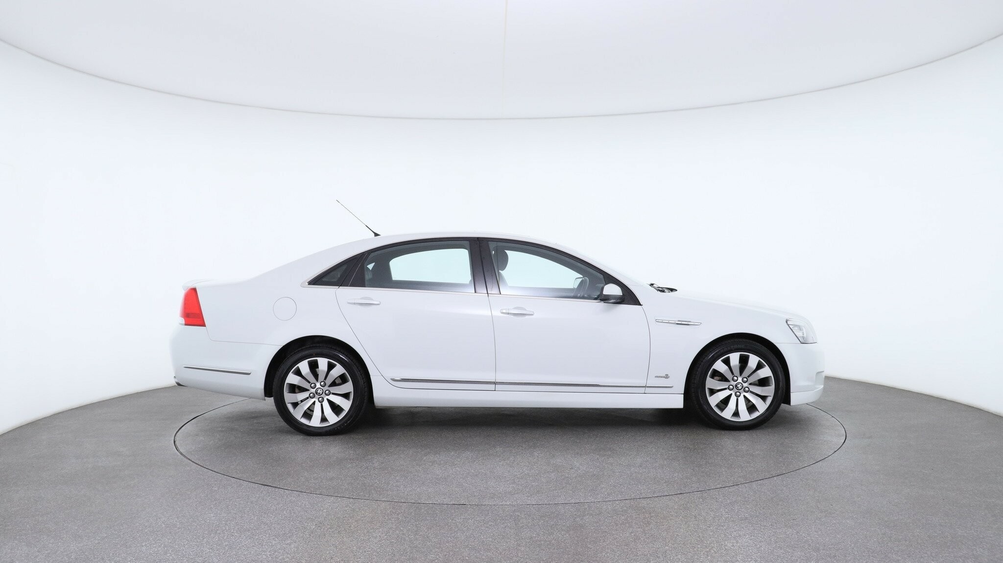 Holden Caprice image 4