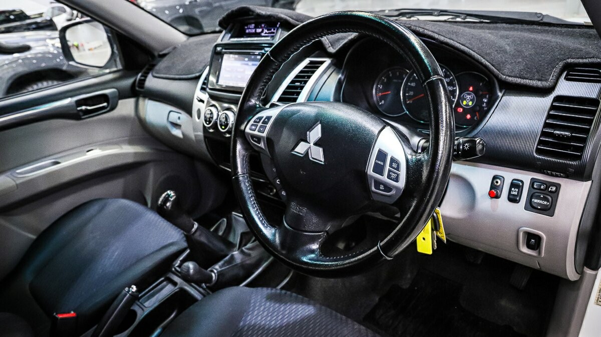 Mitsubishi Challenger image 4