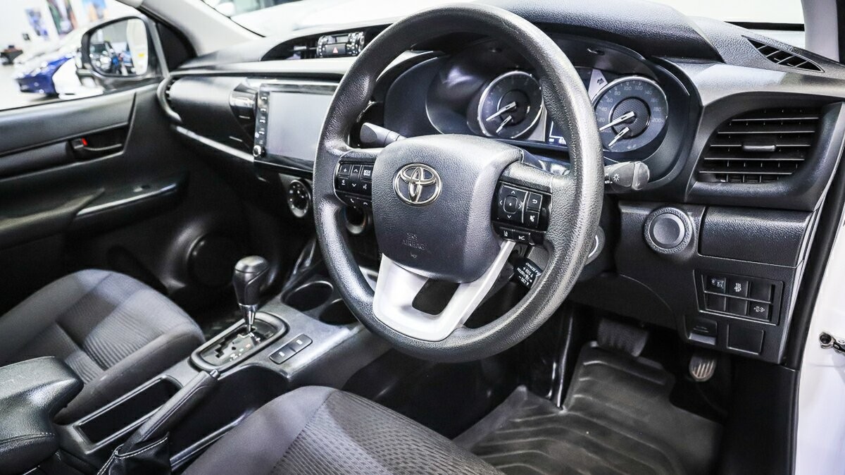 Toyota Hilux image 4