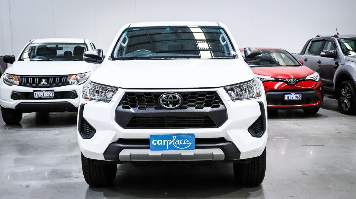 Toyota Hilux image 2