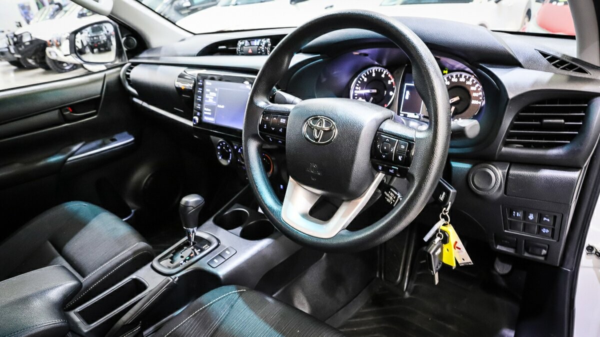 Toyota Hilux image 4
