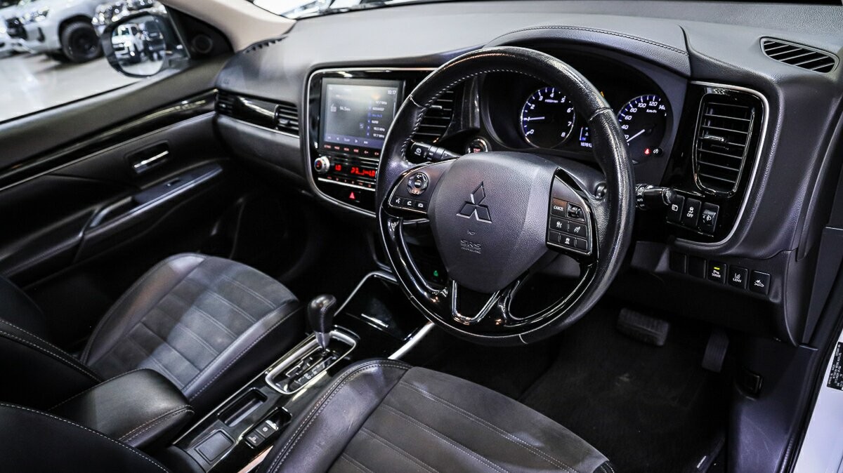 Mitsubishi Outlander image 4