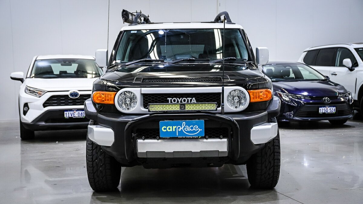 Toyota Fj Cruiser image 2