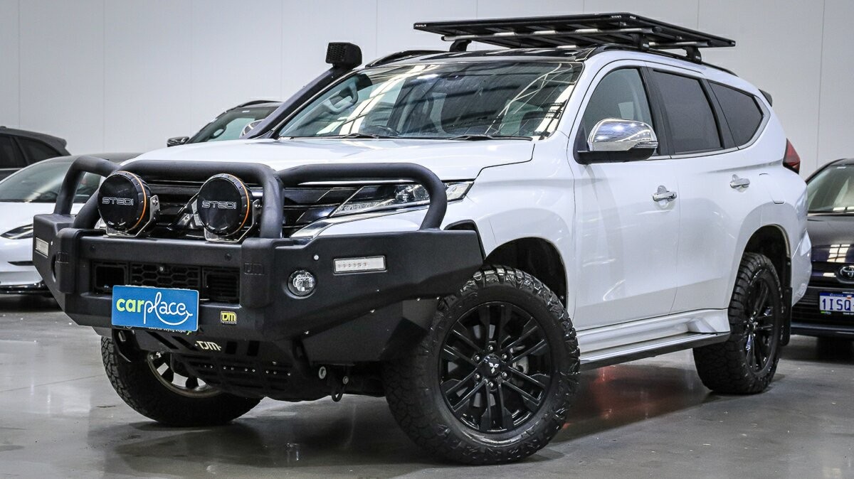 Mitsubishi Pajero Sport image 1