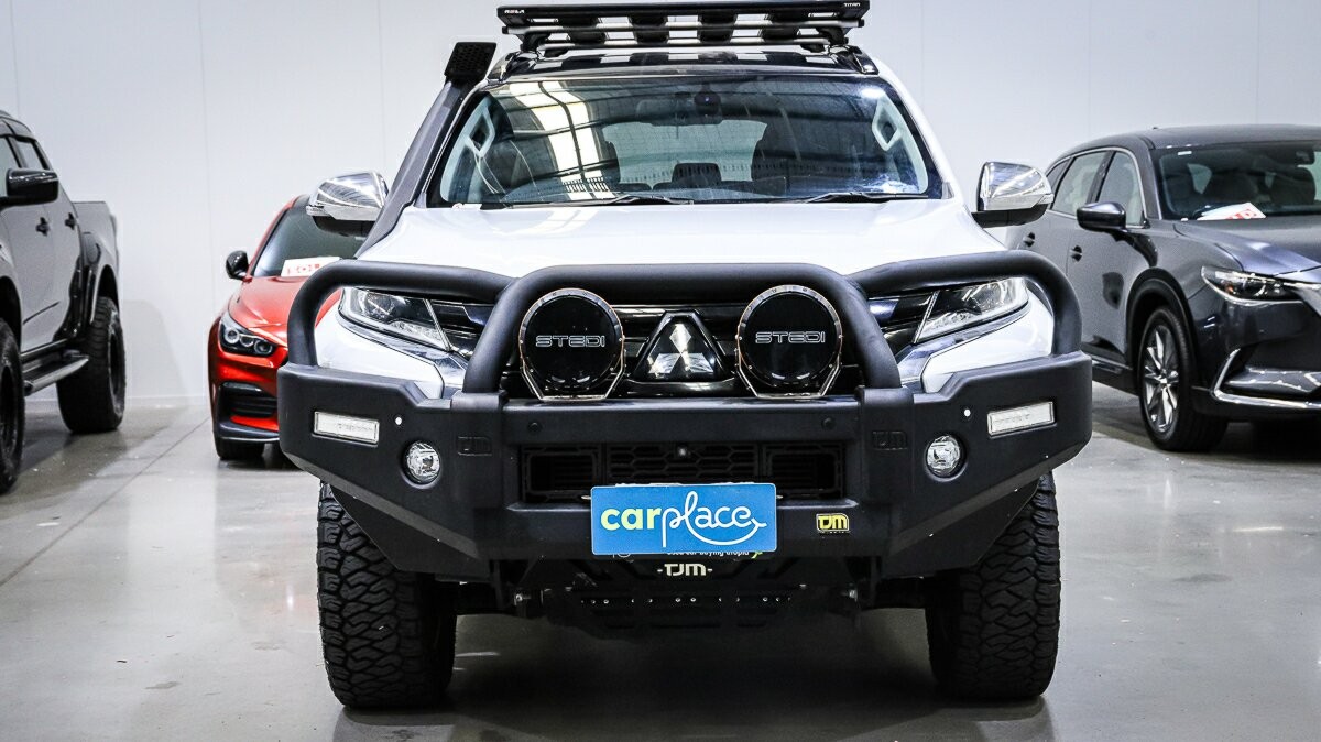 Mitsubishi Pajero Sport image 2