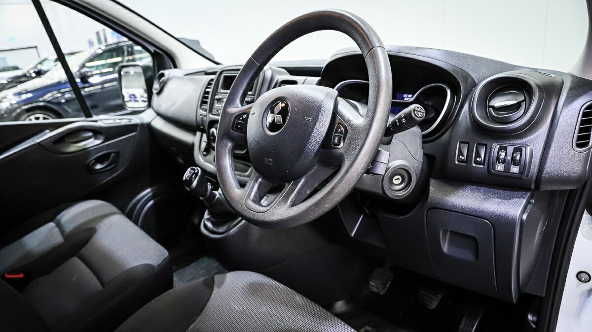 Mitsubishi Express image 4