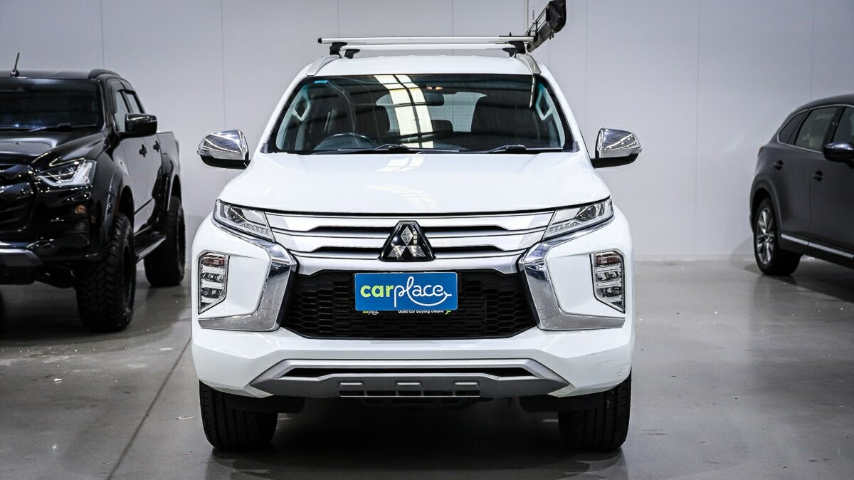 Mitsubishi Pajero Sport image 2